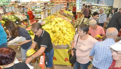 07.06.2018., Labin - Otvorenje novog Spar supermarketa u Labinu. Otvorenju su prisustvovali Helmut Fenzl, predsjednik Uprave SPAR Hrvatska i Valter Glavicic, gradonacelnik Grada Labina. Prilikom otvorenja nove filijale Helmut Fenzl urucio je vrijednu donaciju u iznosu od 50.000 kuna Centru "Lice Faraguna" koji skrbi o djeci s poteskosama u razvoju. Photo: Dusko Marusic/Pixsell------3 stupcanovosti