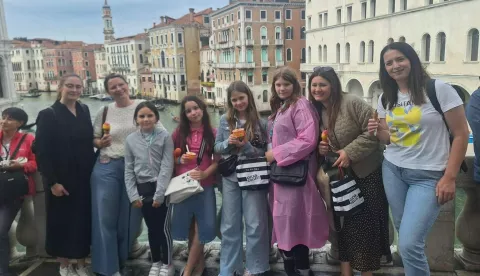 VINKOVCI/NUŠTARVelik uspjeh ostvarile su tri osnovne škole iz Vukovarsko-srijemske županije koje su ove godine izborile plasman na svjetsko polufinale prestižnog međunarodnog natjecanja iz engleskog jezika Hippo, koje okuplja natjecatelje iz više od 80 zemalja i na kojem je ove godine sudjelovalo 93.600 učenika. svibanj 2025.