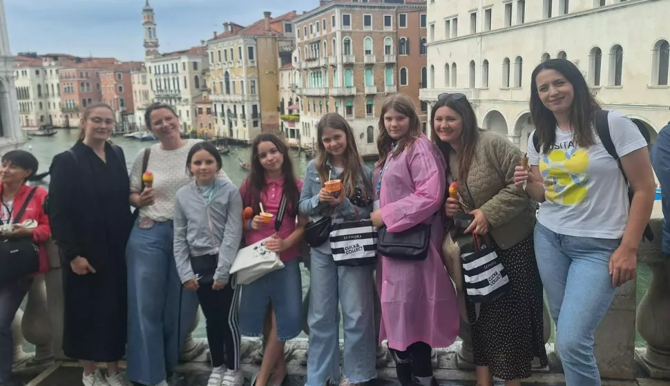 VINKOVCI/NUŠTARVelik uspjeh ostvarile su tri osnovne škole iz Vukovarsko-srijemske županije koje su ove godine izborile plasman na svjetsko polufinale prestižnog međunarodnog natjecanja iz engleskog jezika Hippo, koje okuplja natjecatelje iz više od 80 zemalja i na kojem je ove godine sudjelovalo 93.600 učenika. svibanj 2025.