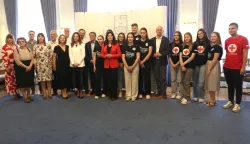 Osijek, 04. 06. 2025, Trg Ante Starčevića 2. Županica Nataša Tramišak s mladeži Crvenog križa.snimio GOJKO MITIĆ