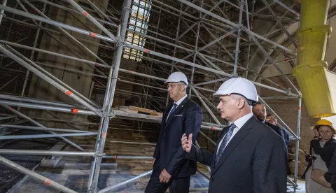 Zagreb, 4.6.2025 - Predsjednik Vlade Andrej Plenković sastao se sa zagrebačkim nadbiskupom Draženom Kutlešom, s kojim je razgovarao o daljnjem tijeku radova na obnovi Zagrebačke katedrale. Uz premijera su bili i potpredsjednik Vlade i ministar prostornoga uređenja, graditeljstva i državne imovine Branko Bačić te ministrica kulture i medija Nina Obuljen Koržinek. Na slici Andrej Plenković i Stjepan Lakušić.Foto Hina/ Dario GRZELJ/ dag