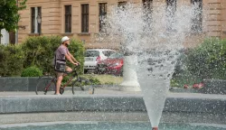 OSIJEK- 15.07.2021., Tvrđa, fontana na Rondelu velikana daje barem privremenu svježinu za rashladiti se u ljetnim vrućinama, slobodnjak.Foto: Andrea Ilakovac