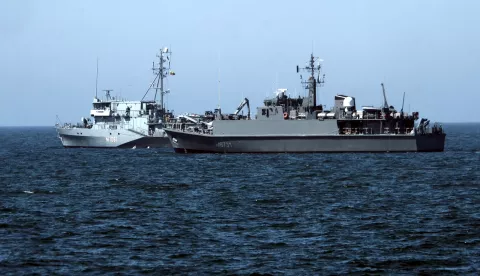 epa12119629 German Navy Class 332B mine clearance diver vessel FGS Rottweil (M1061) and Estonian Navy Sandown-class minehunter ENS Admiral Cowan (R), during the Media Day at international naval mine countermeasures' operation Open Spirit/EODEX 2025 in the Baltic Sea near Klaipeda, Lithuania, 20 May 2025. The operation mission is focused on locating and neutralizing unexploded ordnance (UXO) from World Wars I and II, which still pose significant risks to maritime safety and critical underwater infrastructure. The operation will bring together 12 warships and 19 teams of clearance divers and unmanned underwater vehicle (UUV) operators from 13 NATO countries: Lithuania, Latvia, Estonia, Belgium, the Netherlands, Germany, France, the United Kingdom, Norway, Denmark, Sweden, Canada, and Portugal. EPA/VALDA KALNINA