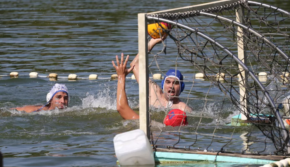 Osijek, 24. 08. 2024, Bajer na Jugu 2. Prvi amaterski vaterpolo turnir: "Vaterpolo na Bajeru".Okupio je deset ekipa. Ljegulje, Sjenjak, Jug 2, Udruga podvodnih sportova Osijek, Atomski mravi, Čuvari Đurđine nevinosti, VK Osijek, Pa&scaron;ka Kara&scaron;ica, No Name i Tony Hawk...snimio GOJKO MITIĆ