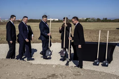 Velika Gorica, 11.4.2025 - Svečano otvaranje gradili&scaron;ta budućeg kampa Hrvatskog nogometnog saveza (HNS) u Velikoj Gorici. Na svečanom otvaranju sudjelovali su, između ostalih, premijer Andrej Plenković s izaslanstvom Vlade Republike Hrvatske, gradonačelnik Velike Gorice Kre&scaron;imir Ačkar uz predstavnike Grada, župan Stjepan Kožić s delegacijom Zagrebačke županije i predsjednik Hrvatskog nogometnog saveza Marijan Kustić uz rukovodstvo i Izvr&scaron;ni odbor HNS-a. Na slici Tonči Glavina, Andrej Plenković, Marijan Kustić i Kre&scaron;imir Ačkar.Foto Hina/ Dario GRZELJ/ dag