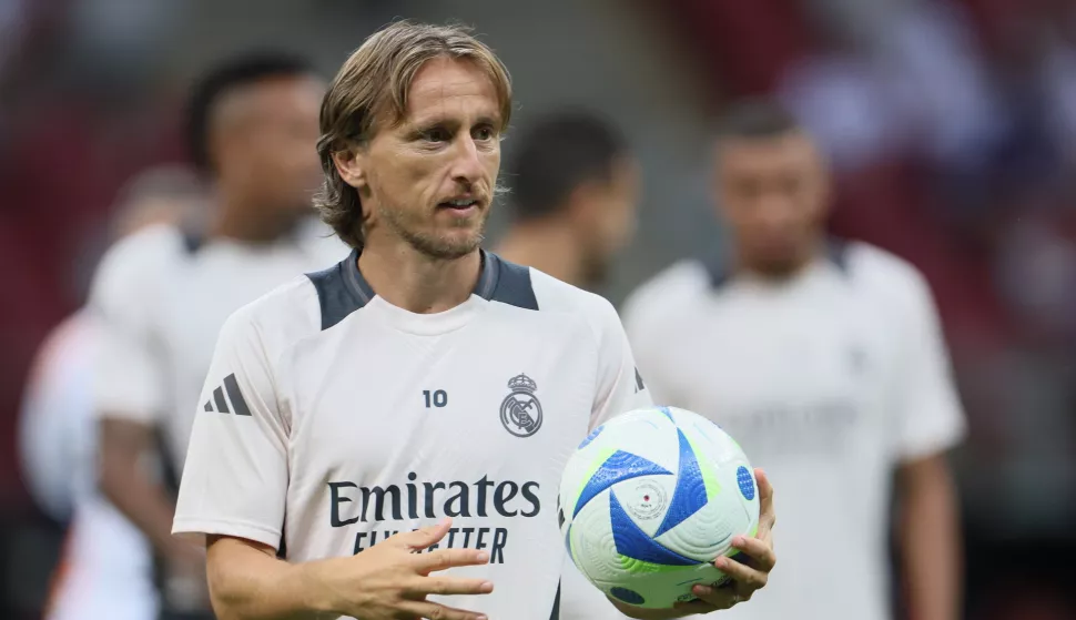 epa12126368 (FILE) - Real Madrid's Luka Modric attends the team's training session at the PGE National Stadium in Warsaw, Poland, 13 August 2024 (re-issued 22 May 2025). Luka Modric announced on 22 May 2025 that he will leave Real Madrid at the end of the club's Fifa Club World Cup campaign. EPA/Leszek Szymanski POLAND OUT