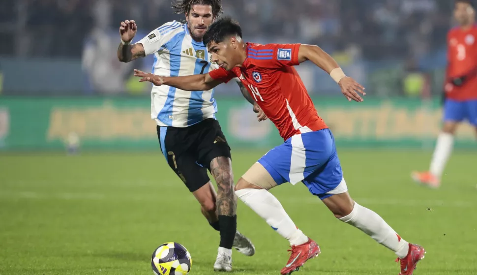 epa12159194 Dario Osorio (R) of Chile vies for the ball with Rodrigo de Paul of Argentina during a South American qualifying match between Chile and Argentina for the 2026 FIFA World Cup in Santiago, Chile, 05 June 2025. EPA/OSVALDO VILLARROEL