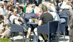 07.04.2018., Zagreb - Suncano popodne u centru grada, gradjani na spici uzivaju u suncu i kavi.Photo: Matija Habljak/PIXSELL------MAGAZIN, 6.STR.,KOLOR6 STUPACA!!!