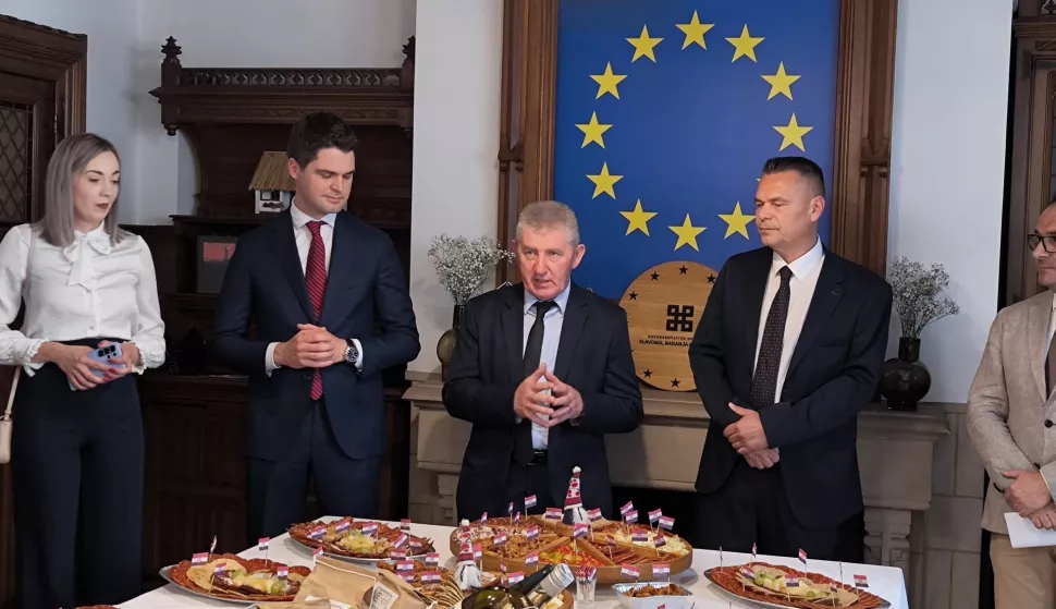 ĐAKOVOU uredu Predstavni&scaron;tva Slavonije, Baranje i Srijema u Bruxellesu održani su&nbsp;prijam i prezentacija u sklopu koje su uzvanici imali priliku ku&scaron;ati tradicionalne delicije lokalnih proizvođača te se upoznati s kulinarskim i turističkim potencijalima te regije, a u okviru projekta "Od tradicije do brenda".lipanj 2025.