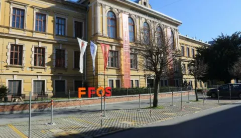 Osijek, 15. 05. 2021, Jagerova ulica, Filozofski fakulte Osijek. Pred FFOS, osvanula cudna suma na parkiralustu koje je rezervirano za djelatnike fakulteta. Cudna suma, metalnih stupova na parkingu...snimio GOJKO MITIC