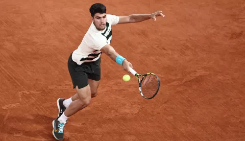 epa12159965 Carlos Alcaraz of Spain in action during his Men's Singles semi-finals match against Lorenzo Musetti of Italy at the French Open Grand Slam tennis tournament at Roland Garros in Paris, France, 06 June 2025. EPA/CHRISTOPHE PETIT TESSON