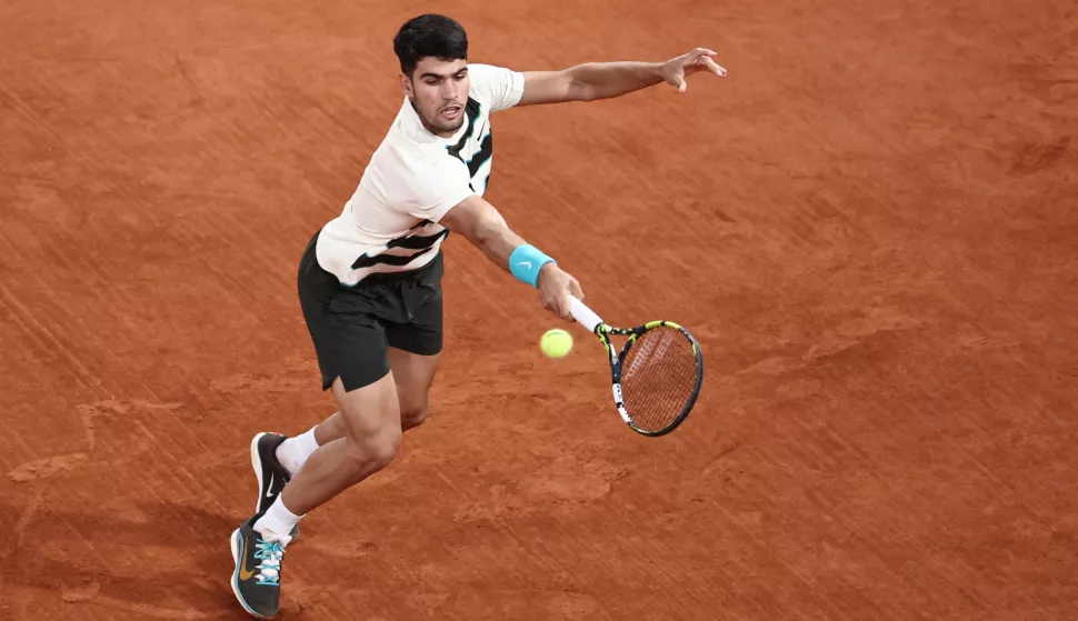 epa12159965 Carlos Alcaraz of Spain in action during his Men's Singles semi-finals match against Lorenzo Musetti of Italy at the French Open Grand Slam tennis tournament at Roland Garros in Paris, France, 06 June 2025. EPA/CHRISTOPHE PETIT TESSON