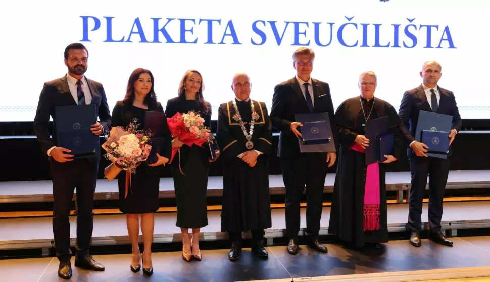 no50godsveučili&scaron;taPlenković: Obrazovanje je ključ konkurentnosti i gospodarske snage, među prioritetima VladeSveučili&scaron;te Josipa Jurja Strossmayera u Osijeku u petak je u Kulturnom centru svečanom sjednicom sveučili&scaron;nog Senata obilježilo 50. obljetnicu osnutka