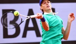 epa12160664 Jannik Sinner of Italy in action during his Men's semi-finals match against Novak Djokovic of Serbia at the French Open Grand Slam tennis tournament at Roland Garros in Paris, France, 06 June 2025. EPA/CHRISTOPHE PETIT TESSON