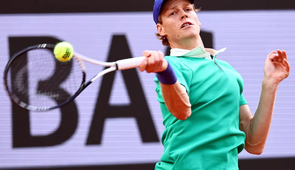epa12160664 Jannik Sinner of Italy in action during his Men's semi-finals match against Novak Djokovic of Serbia at the French Open Grand Slam tennis tournament at Roland Garros in Paris, France, 06 June 2025. EPA/CHRISTOPHE PETIT TESSON