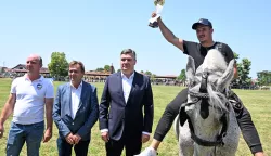 Babina Greda, 8.6.2025.- Predsjednik Republike Zoran Milanovi? sudjelovao je na otvorenju 44. manifestacije "Konji bijelci" odr?anom na hipodromu "Riti?" u Babinoj Gredi. Predsjednik Milanovi? uru?io je pehar najuspje?nijem natjecatelju. foto HINA/Gordan Pani?/ gp