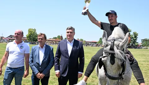 Babina Greda, 8.6.2025.- Predsjednik Republike Zoran Milanovi? sudjelovao je na otvorenju 44. manifestacije "Konji bijelci" odr?anom na hipodromu "Riti?" u Babinoj Gredi. Predsjednik Milanovi? uru?io je pehar najuspje?nijem natjecatelju. foto HINA/Gordan Pani?/ gp