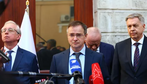 epa12102843 Russia's presidential aide Vladimir Medinsky (C), head of the Russian delegation sent to Turkey for peace talks with Ukraine, addresses the media outside the Russian Consulate in Istanbul, Turkey, 15 May 2025. Delegations from Russia and Ukraine, including the Ukrainian head of state, have arrived in Turkey as peace talks were due to take place. EPA/TOLGA BOZOGLU