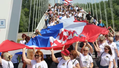 Osijek 07. 06. 2025, Kapelica kraljice mira krenio mimohod braniteljica, do Trga Ante Starčevića i HNK, gdje je održana i sjednica.. U mimohodu sudelovali, Ministar Tomo Medved, županica Natša Tramišak, Josip Miletić....snimio GOJKO MITIĆ
