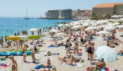 07.07.2017., Stara gradska jezgra, Dubrovnik - Usprkos tropskim vrucinama i toplinskom valu dubrovacki turisti se ne plase sunca.Photo: Grgo Jelavic/PIXSELL------četiri stupca novosti