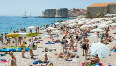 07.07.2017., Stara gradska jezgra, Dubrovnik - Usprkos tropskim vrucinama i toplinskom valu dubrovacki turisti se ne plase sunca.Photo: Grgo Jelavic/PIXSELL------četiri stupca novosti