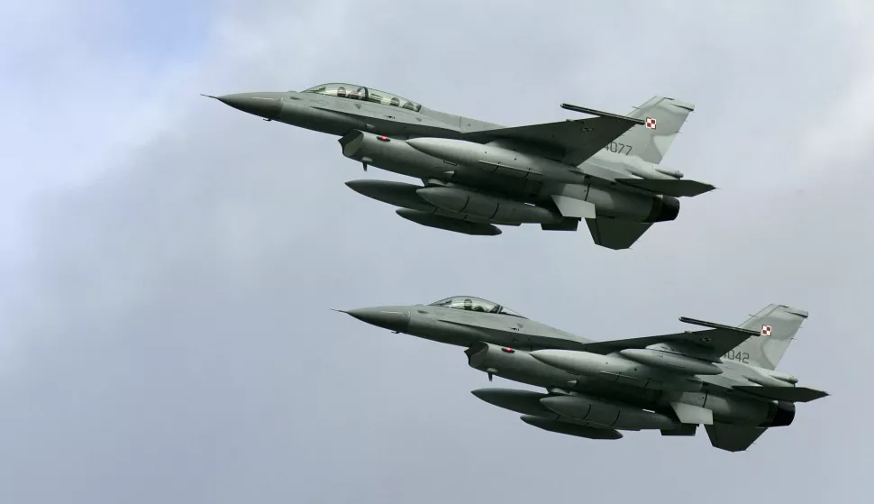 Two of the first four Polish Air Force F-16 fighter jets arrive at the Krzesiny airport in western Poland, near the city of Poznan in this November 9, 2006 file photo. Placing a U.S. anti-missile system on Polish and Czech soil would strengthen Europe's defence against a rogue nuclear attack but would not threaten Russia, a senior U.S. official was quoted on Monday as saying. REUTERS/Peter Andrews/File (POLAND)