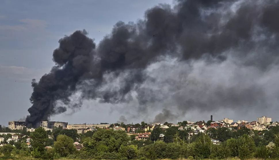 epa12161800 Smoke billows after drone strikes in Kharkiv, northeastern Ukraine, 07 June 2025, amid the Russian invasion. At least three people were killed and 21 others injured, including two children, after Russian forces launched an overnight combined attack by shock drones and rockets on Kharkiv and its suburbs, Kharkiv Mayor Ihor Terekhov wrote on telegram. EPA/SERGEY KOZLOV