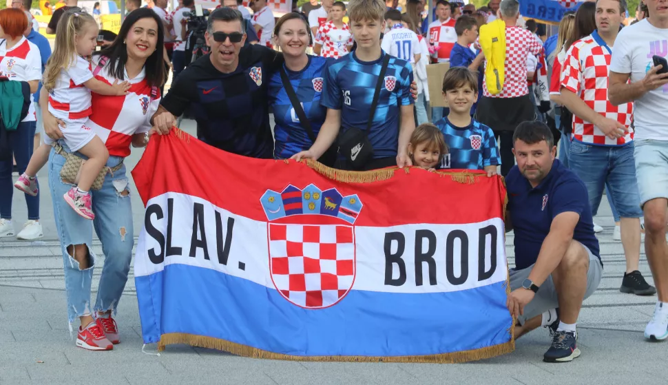 Osijek, 09. 06. 2025, Opus Arene i gradske ulice uoči utakmice Hrvatska - Češka. Navijači...snimio GOJKO MITIĆ