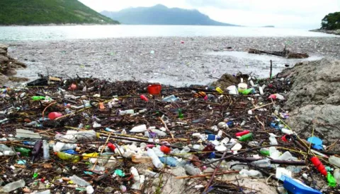 22.11.2010., Trstenik, poluotok Peljesac - Ogromni nanosi smeca, plastike, lesina na peljeskim plazama. Otpad je stigao, uslijed velikoga juga, iz Albanije i Italije. Photo: Grgo Jelavic/PIXSELL------kolor 4x novosti