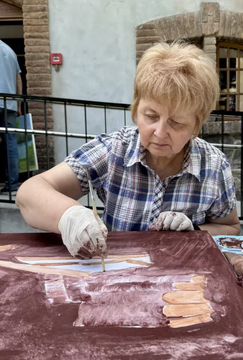 BELIŠĆEProteklu je subotu muzejsko-galeriski prostor Stari mlin pretvoren u atelijere pod vedrim nebom. Na trećoj likovnoj koloniji "Zabilježeno okom umjetnika", u organizaciji Muzeja Belišće, okupili su se brojni članovi Likovne udruge Bel-art i njihovi prijatelji, slikari iz Čepina, kako bi zajedno stvarali u inspirativnom ambijentu.lipanj 2025.