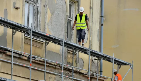 slavonija...vinkovci....04.07.2021.zgrada u sredistu grada, poznata kao "pikov podrum" godinama propada, a sada se postavlja skela kako bi se barem djelomicno zastitili gradjani od padajucih dijelova fasade; foto Gordan Panić
