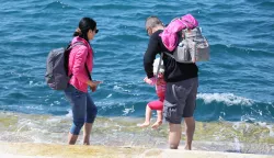 Zadar, 10.05.2025. - Brojni turisti koji borave na zadarskom području iskoristili su sunčano subotnje prijepodne za šetnju starom gradskom jezgrom i rivom.Foto HINA/Zvonko KUCELIN