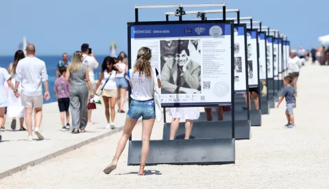 Zadar, 07.06.2025. - Unatoč velikoj vrućini, veliki broj ljudi i djece subotnje prijepodne proveli su na Danima Krešimira Ćosića, koji se održavaju na Poluotoku. Foto HINA/Zvonko KUCELIN