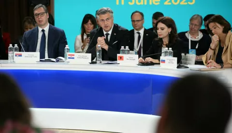 ODESA, 11. lipnja 2025. (Hina) - Europska perspektiva Ukrajine mora biti opipljiva, a ne nedostižna, rekao je u srijedu u Odesi premijer Andrej Plenković i najavio snažnu podršku Ukrajini za otvaranje prve skupine poglavlja u pregovorima za članstvo u EU. 
