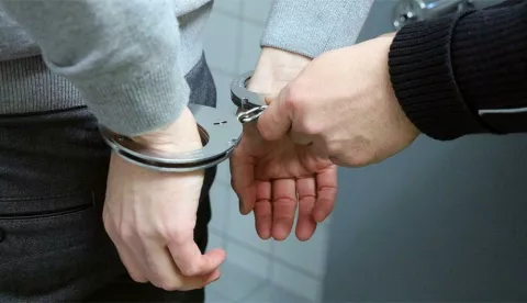 Uznemiravao bankaricu i ozlijedio policajca