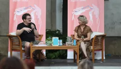 Zadar, 11.06.2025. - Nova zbirka priča "Fikcija" Ivane Bodrožić predstavljena je u okviru Festivala europske kratke priče (FEKP) u razgovoru s književnikom Želimirom Perišem. Zbirka donosi šesnaest priča koje istražuju kompleksnost ženskog iskustva u suvremenom društvu, suočavajući se s pitanjima identiteta, svakodnevice i društvenih normi.Na fotografiji: Želimir Periš i Ivana Bodrožić, Foto HINA/Zvonko KUCELIN