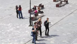 Osijek, 30. 04. 2025., Tvrđa, Trg sv. Trojstva, studenti, učenici, ljudi, šetnja, toplo vrijeme, sunčano, slobodnjak, slobodnjaciSNIMIO BRUNO JOBST