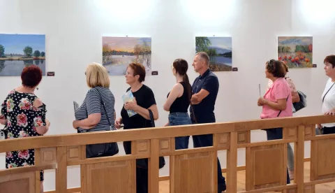 BELIŠĆEU elegantnom ambijentu palače Gutmann svečano je otvorena izložba "Zabilježeno okom umjetnika", koja predstavlja dvadeset slika nastalih na trećoj likovnoj koloniji u organizaciji Muzeja BelišćeLIPANJ 2025.