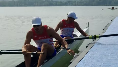 Hrvatski veslači Martin i Valent Sinković te Patrik i Anton Lončarić plasirali su se u subotu u finale dvojca na Svjetskom veslačkom kupu koji se održava u Vareseu, dok su sestre Ivana i Josipa Jurković ostale bez plasmana u finale. 