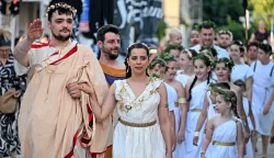 Vinkovci, 14.06.2025. - 12. Rimski dani - mimohod ulicama Colonia Aurelia Cibalae (Vinkovci), u kojem sudjeluju legionari, gladijatori i ostali sudionici manifestacije od pješačke zone u središtu grada prema parku Lenije.foto HINA/Gordan Panić