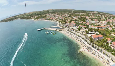 08.07.2019., Vir - Ljetna patrola. Frane Saric, novinar Vecernjeg lista na parasailingu. "nPhoto: Dino Stanin/PIXSELL