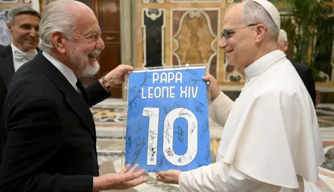 epa12138372 A handout picture provided by the Vatican Media shows FC Naples' President Aurelio De Laurentiis (L) gifting Pope Leo XIV (R) with a personalized Naples jersey signed by all players, during a reception at the Vatican, 27 May 2025. EPA/VATICAN MEDIA HANDOUT HANDOUT EDITORIAL USE ONLY/NO SALES