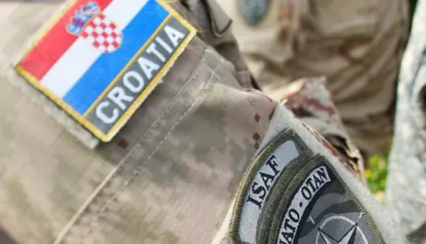 14.04.2009., Zagreb - Ispracaj hrvatskih i americkoh vojnika u zracnoj luci Zagreb u mirovnu misiju ISAF koja se odvija u Afganistanu. Ovo je prvi odlazak kontigenta hrvatske vojske umirovnu misiju od kako je Hrvatska postala punopravna clanica NATO saveza i prvi puta ce u misiji kontigentom zapovjedati hrvastski casnik, bojnik Ivan Galovic.Photo: Zeljko Lukunic/24sata------kolor 1x nvoosti