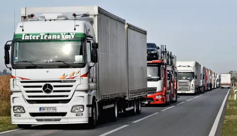 slavonija...tovarnik....10.10.2020.kolona slepera na ulazu u tovarnik prema granicnom prijelazu sa srbijom; policija slepere zaustavlja prije ulaska u samo mjesto i povremeno ih propusta prema granicnom prijelazu, kako se ne bi stvorila kolona u samom mjestu tovarnik;foto Gordan Panić