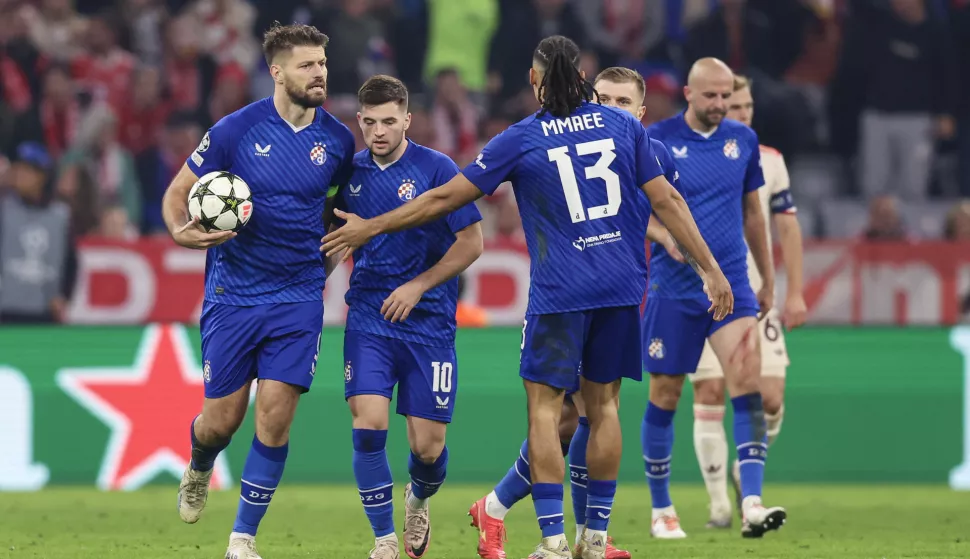 Muenchen, 17.09.2024. - Susret 1. kola nogometne Lige prvaka Bayern Muenchen - GNK Dinamo Zagreb na Allianz Areni u Muenchenu. Na slici igrači Dinama slave zgoditak koji je postigao Bruno Petković.foto HINA/ Damir SENČAR/ ds