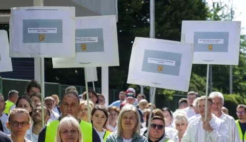 Zagreb, 27.05.2025.- U organizaciji Sindikata zaposlenih u poljoprivredi, prehrambenoj i duhanskoj industriji i vodoprivredi Hrvatske održao se štrajk u kompanijama JAMNICA plus d.o.o., ZVIJEZDA plus d.o.o. i PIK VRBOVEC plus d.o.o. Na fotografiji pogon ZVIJEZDA plus d.o.o. u ulici Marijana Čavića u Zagrebu.foto HINA/ Admir BULJUBAŠIĆ/ abu