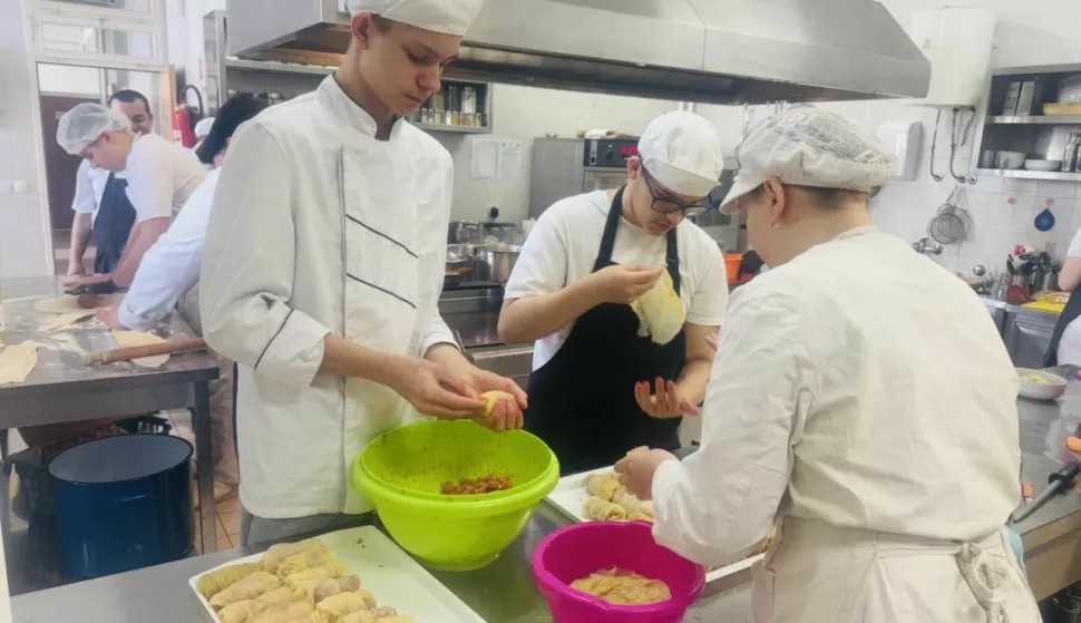 Učenici Srednje strukovne škole Marko Babić Vukovar spravljali su tradicionalna jela u okviru projekta Gastro baptina