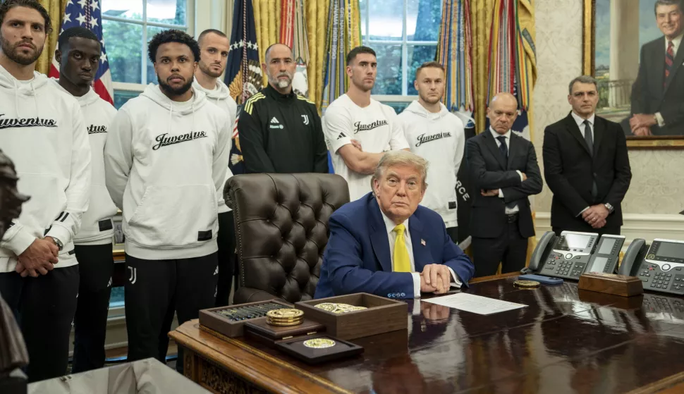 epa12184432 (L-R) Juventus players Manuel Locatelli, Timothy Weah, Weston McKennie, Daniele Rugani, coach Igor Tudor, players Dusan Vlahovic and Teun Koopmeiners attend a meeting with US President Donald Trump (Front) in the Oval Office of the White House in Washington, DC, USA, 18 June 2025. EPA/KEN CEDENO/POOL