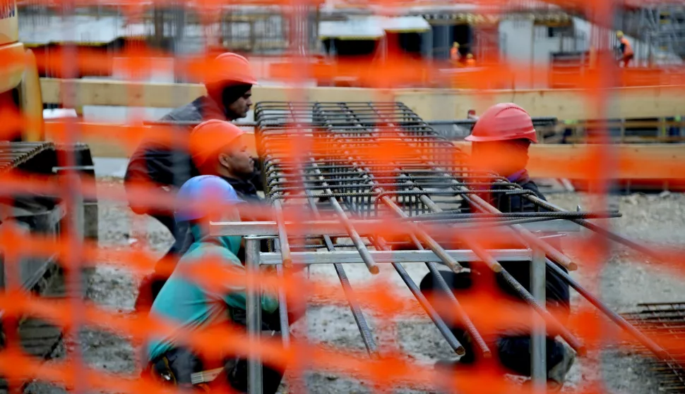 Zagrebe, 11.03.2025. - Gradilište na uglu Strojarske i Vukovarske, Avenue V, luksuzna stambeno-poslovna zgrada. Na fotografiji strani radnici na gradilištu. foto HINA /Zvonimir KUHTIĆ/ kuzo