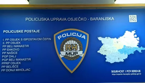 Osijek, 13.06.2024. - Policija u četvrtak nije mogla potvrditi povezuje li se slučaj napada na glavnog skauta NK Osijeka Jamie Freemana sa slučajem propucavanja vozila kojim se koristi sportski direktor kluba Jose Boto, od 28. svibnja, ali će kriminalističko istraživanje provoditi i u tom smjeru. Na fotografiji logo PU Osječko-baranjske.foto HINA/ Igor VUČKOVIĆ/ iv